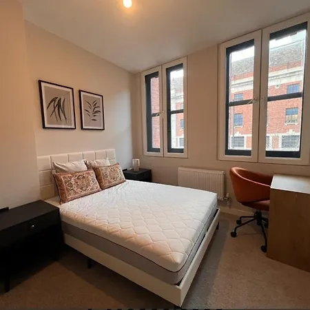 Centre 1-bed Modern & Cozy Апартаменти Лідс